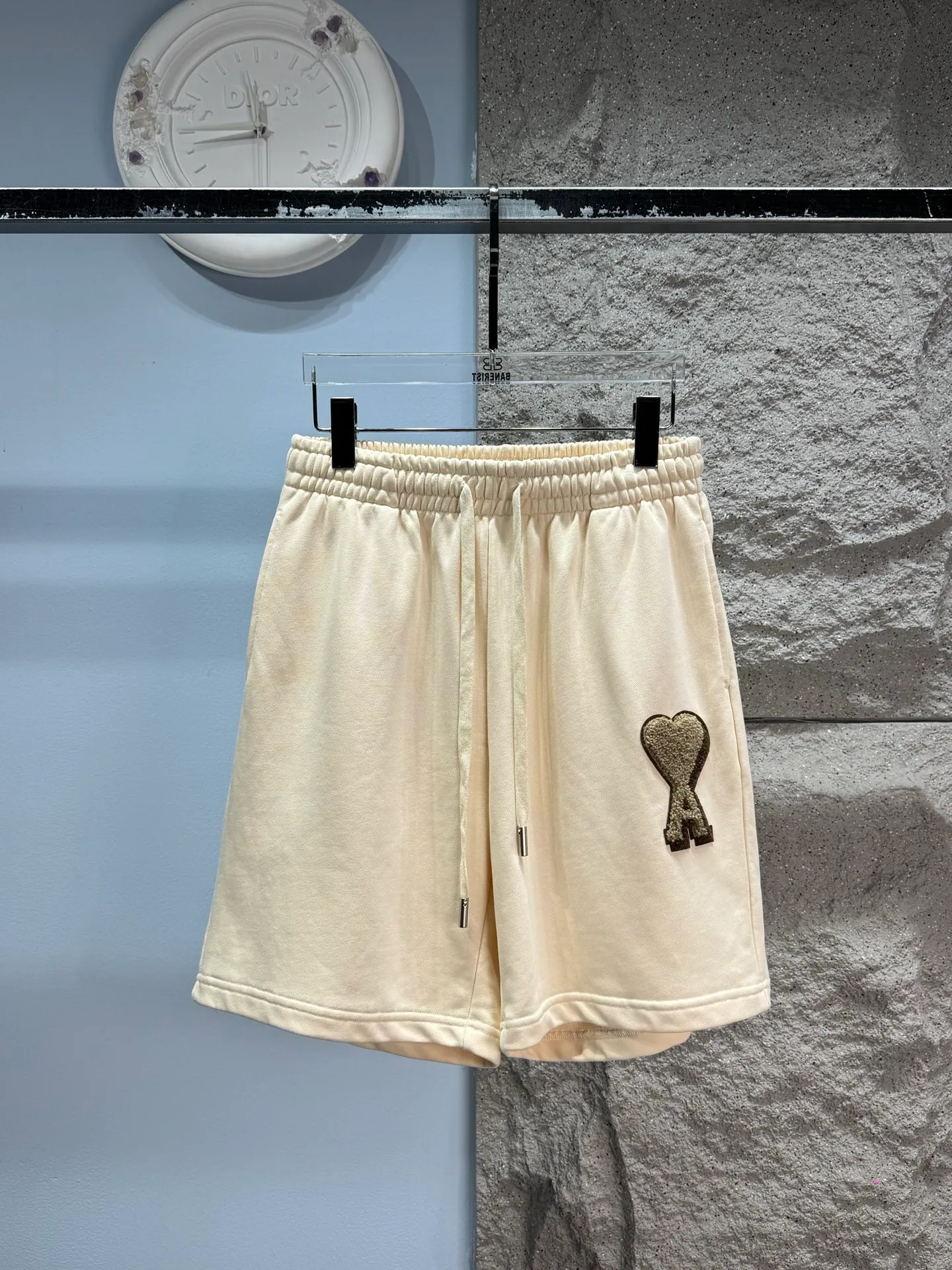 AMI* love logo‼ ️Shorts🩳® 🖤Ami Paris Spring and Summer Series shorts, made of 390g pure cotton tripe sweatshirt fabric, soft and comfortable, suitable for daily or sports wear. Loose fit + drawstring design, easy to adjust waistline, suitable for a variety of body shapes. The contrasting love heart embroidery on the left leg is very recognizable and has a perfect sense of fashion. Versatile is available in multiple colors. ⚠️Washing method: It is recommended to dry clean or wrap the reverse side in a laundry bag and quickly machine wash in cold water and dry naturally ⚠️